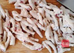 Illustration of how to make spicy and sour chicken feet 4