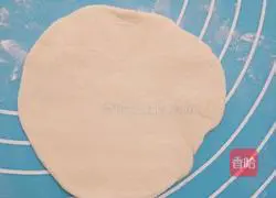 Illustration of how to make pork and mushroom dumplings 8