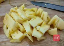 Illustration of how to make pineapple yogurt shake 1