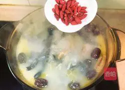 Medicinal black-bone chicken soup recipe 8