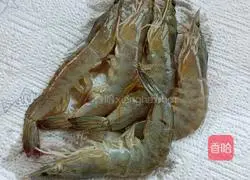 Illustration of how to make salt and pepper prawns 7