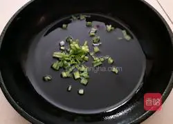 Illustration of how to make fried egg noodles with soy sauce 7