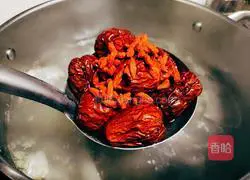 Illustration of how to make corn, red dates, winter melon and fish soup 6