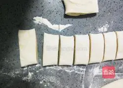 Illustration of how to make silver silk flower rolls 14