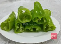 Illustration of how to make green pepper stuffed meat 2