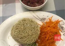 Illustration of how to make homemade lean meat fried noodles 1 