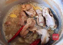 Illustration of how to pour chicken gizzards in sauce 8