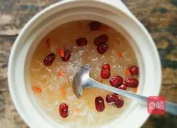 Illustration of how to make rock sugar, white fungus and red date soup 11