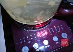 Illustration of how to make wolfberry, pineapple and white fungus soup 5