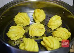 Illustration of how to make pumpkin rolls 11