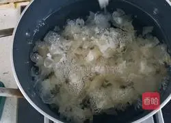Illustration of how to make rock sugar snow pear and white fungus soup 4