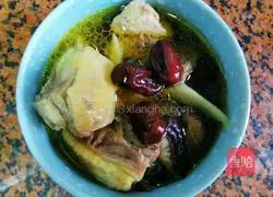 Illustration of how to make chicken soup with mushrooms and red dates 5