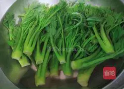 Illustration of how to make scrambled eggs with spinach buds 6