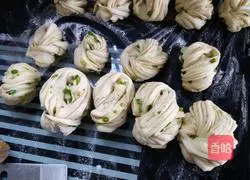 Illustration of how to make crispy cumin flower rolls 3