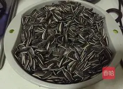 Illustration of how to make spiced melon seeds 1