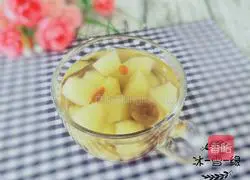 Illustration of how to make apple, longan and wolfberry soup 1