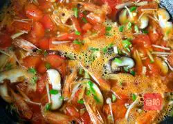 Illustration of how to make shrimp and mushroom soup with tomato sauce 18