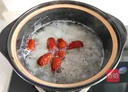 Illustration of how to make rock sugar, red dates and white fungus soup 5