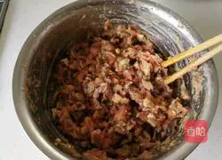 Illustration of how to make large wontons stuffed with mushrooms and meat 1