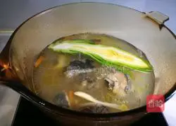 Illustration of how to make braised black-bone chicken with Bawang flower 4