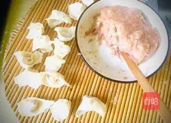 Illustration of how to make dry red oil wontons 2