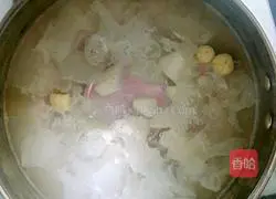 Recipe for Tremella Fungus, Yam, Lotus and Wolfberry Soup 4