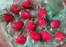 Illustration of how to make frozen strawberries 1