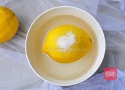Illustration of how to make lemon ointment for relieving cough and reducing phlegm 2