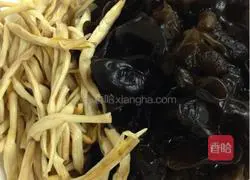 Illustration of making braised noodles 1