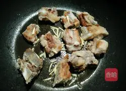 Illustration of how to make pork ribs noodle soup 8