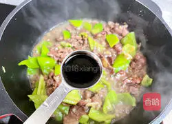 Illustration of how to make fried beef with green pepper 8