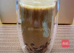 Illustration of how to make caramel pearl black tea latte 9