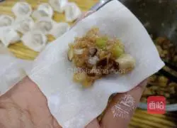 Illustration of how to make mushroom and fresh meat wontons 6