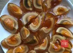 Illustration of how to make fresh pepper and preserved eggs 1