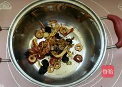 Illustration of how to make sour plum soup 3 