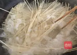 Illustration of how to make hot dry noodles 8