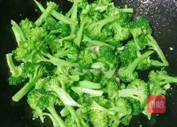 Illustration of how to make fried cheese noodles with ham and eggs 15