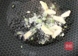 Illustration of how to make shredded mushroom and chicken noodles 3