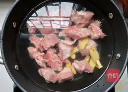 Corn Illustration of how to make carrot and pork ribs soup 3