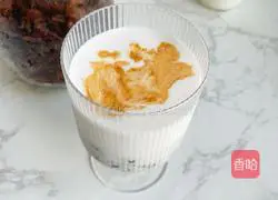 Illustration of how to make longan milk coffee 5