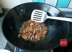 Illustration of how to stir-fry shredded pork with garlic 5
