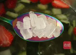 Illustration of how to make rock sugar strawberry and winter melon rind 7