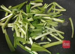 Illustration of how to make scrambled eggs with winter bamboo shoots, leek and eggs 8