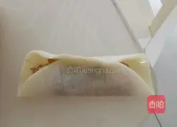 Illustration of making dumplings with celery and pork stuffing 4