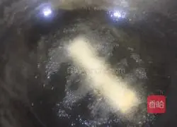 Illustration of how to make crispy fried dough sticks 10