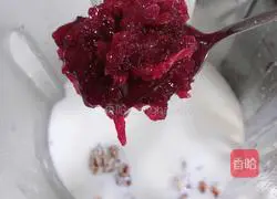 Illustration of how to make black corn rose milk drink 9