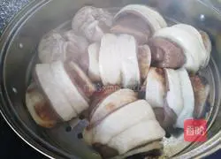 Illustration of how to make two-color red bean-wrapped sugar rolls 8