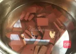 Illustration of how to make leek and pig blood soup 5