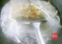 Bean sprouts and shredded pork soup recipe 8
