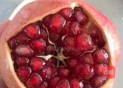 Illustration of how to make pomegranate juice 3